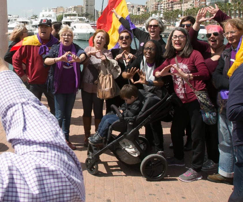 Más de 300 personas reivindican la República en Alicante