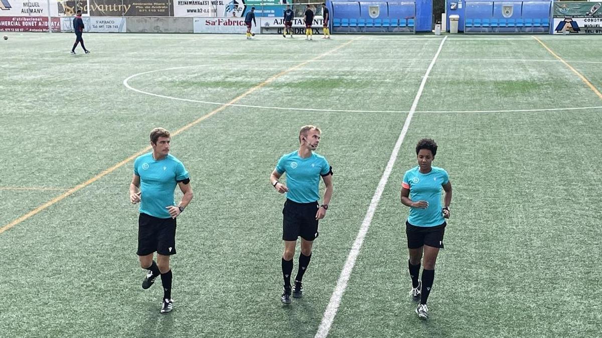 El trío arbitral, calentando antes del partido