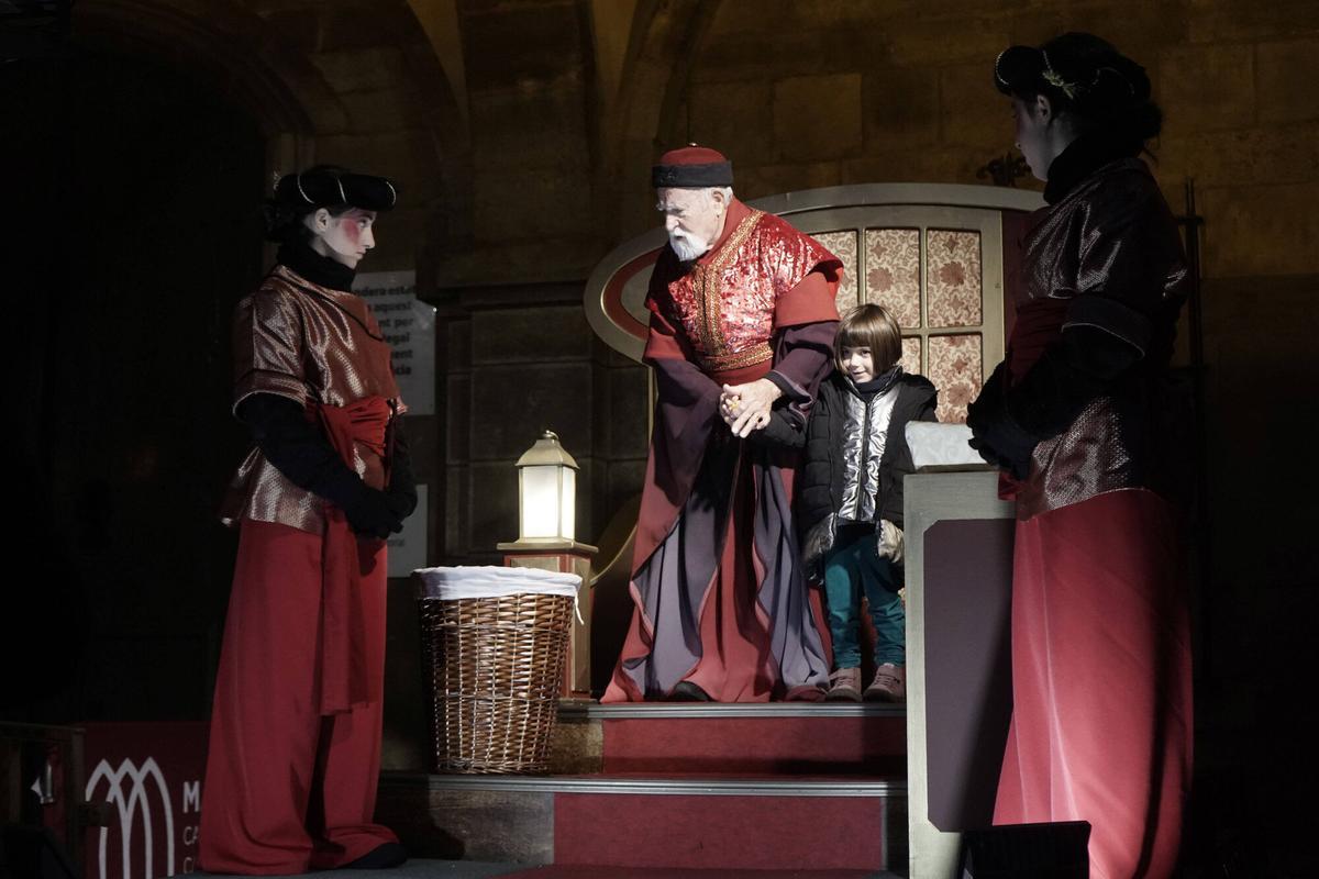 Totes les fotos dels infants de Manresa donant la carta al Príncep Assuan