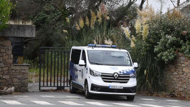 Un vehículo policial, ayer, tras el desalojo en el Club Financiero. | // VÍCTOR ECHAVE