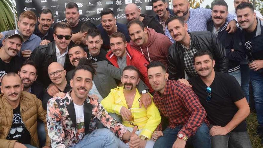 El organizador de la fiesta solidaria con buena parte de los participantes con bigote. // Rafa Vázquez