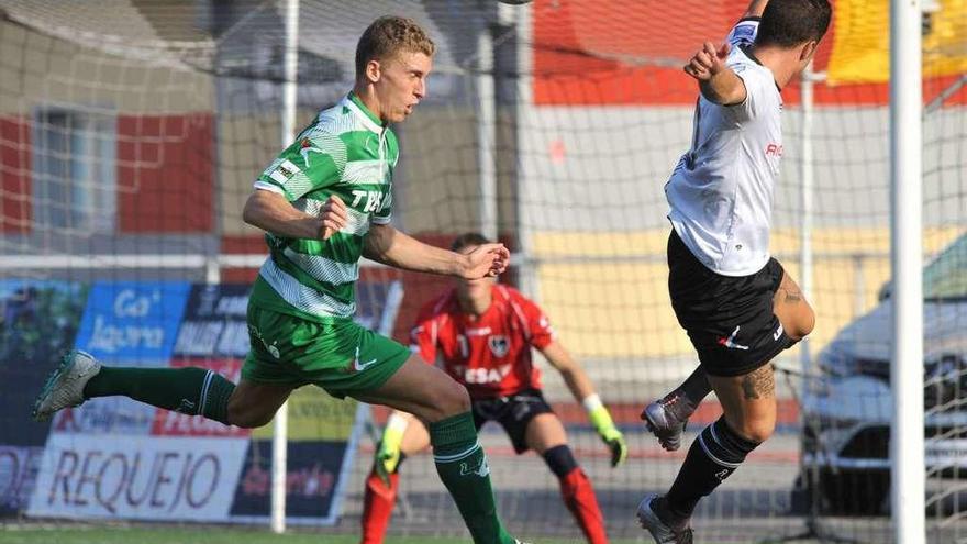 Alberto despeja un balón de cabeza ante Iván Fernández en el Caudal-Lealtad del pasado curso.