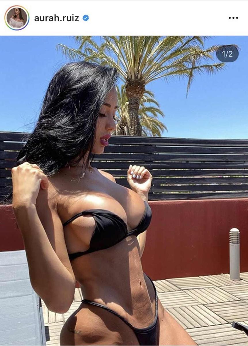 Aurah Ruiz con bikini negro