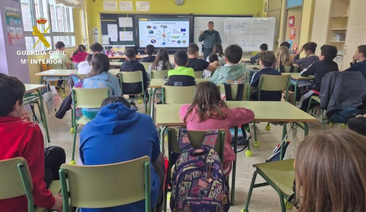 La Guardia Civil instruye a alumnos del colegio de Riomaior | FDV