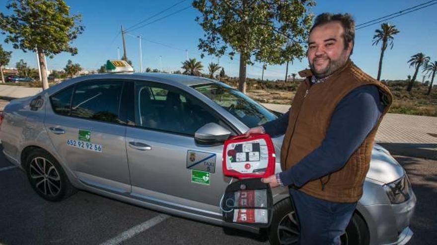 Paco Pastor muestra el sistema cardioprotegido que ha incorporado en su taxi de Crevillent.