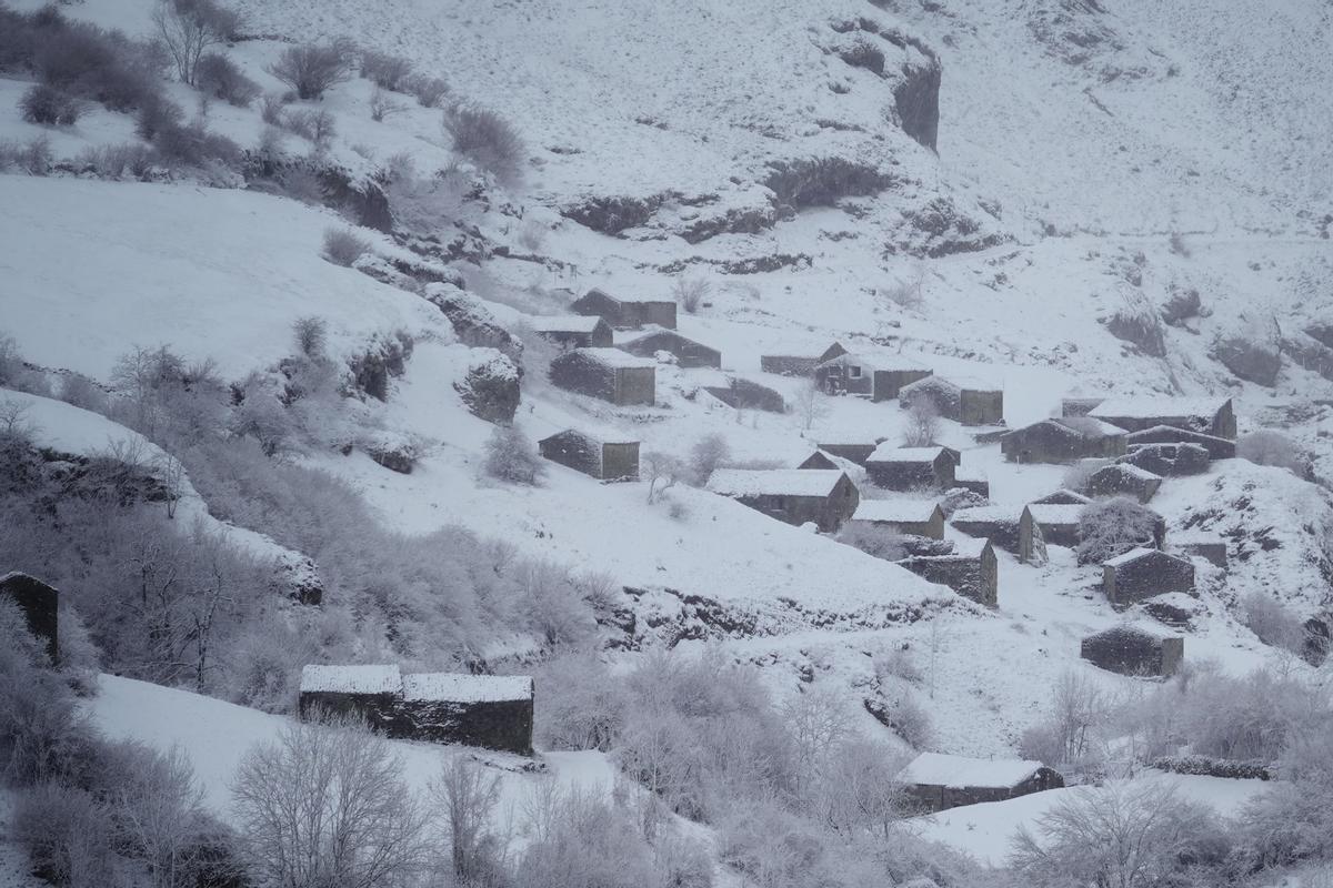 Cabañas cubiertas de nieve o Invernales del Teju, a 17 de enero de 2023, en Cabrales, Asturias (España). Los vehículos pesados tienen restringido el paso en el Alto de Estazadas (Cabrales) como consecuencia de la nieve. El temporal dejará en Asturias ni