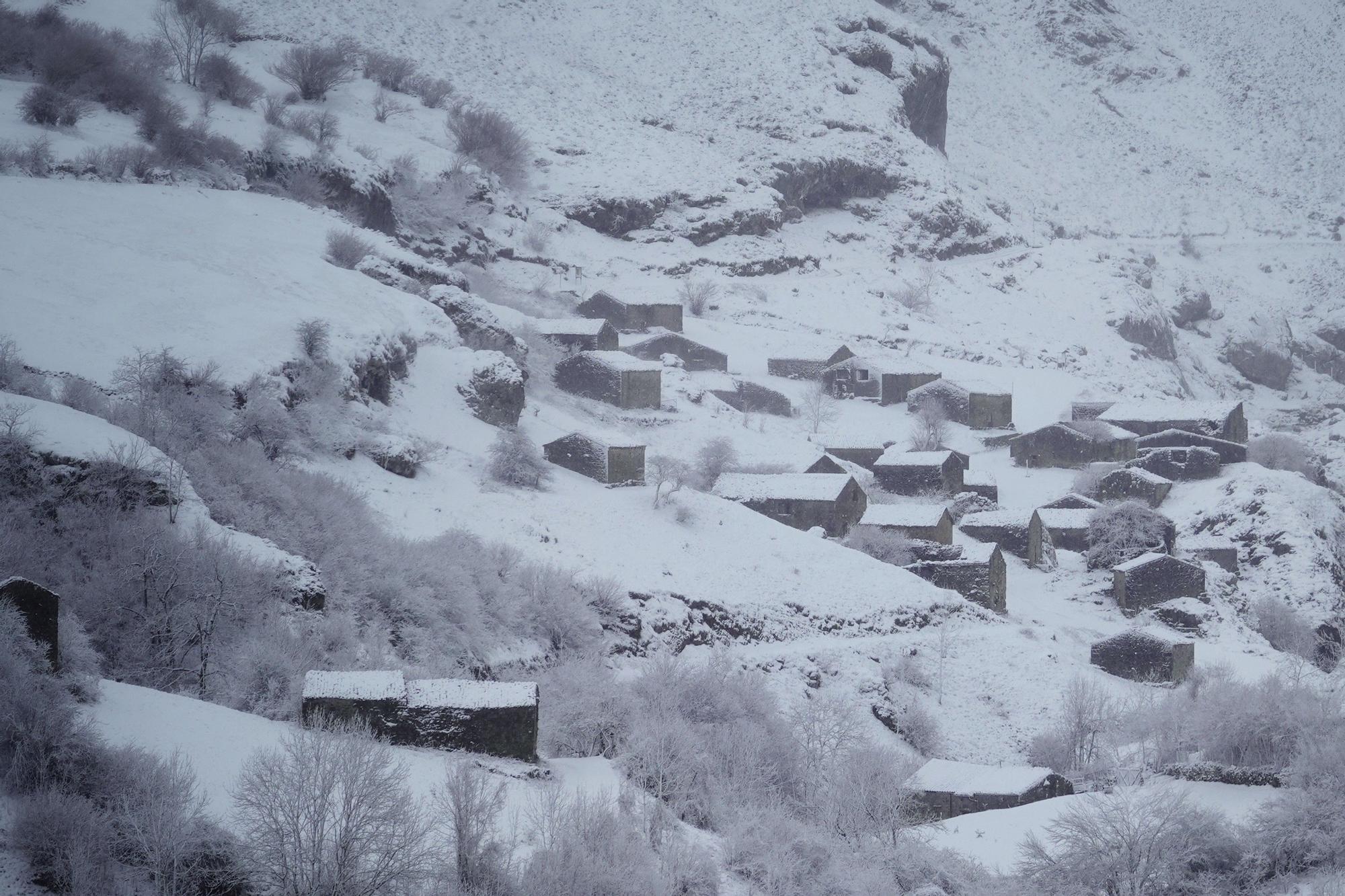 Cabañas cubiertas de nieve o 'Invernales del Teju', a 17 de enero de 2023, en Cabrales, Asturias (España). Los vehículos pesados tienen restringido el paso en el Alto de Estazadas (Cabrales) como consecuencia de la nieve. El temporal dejará en Asturias ni