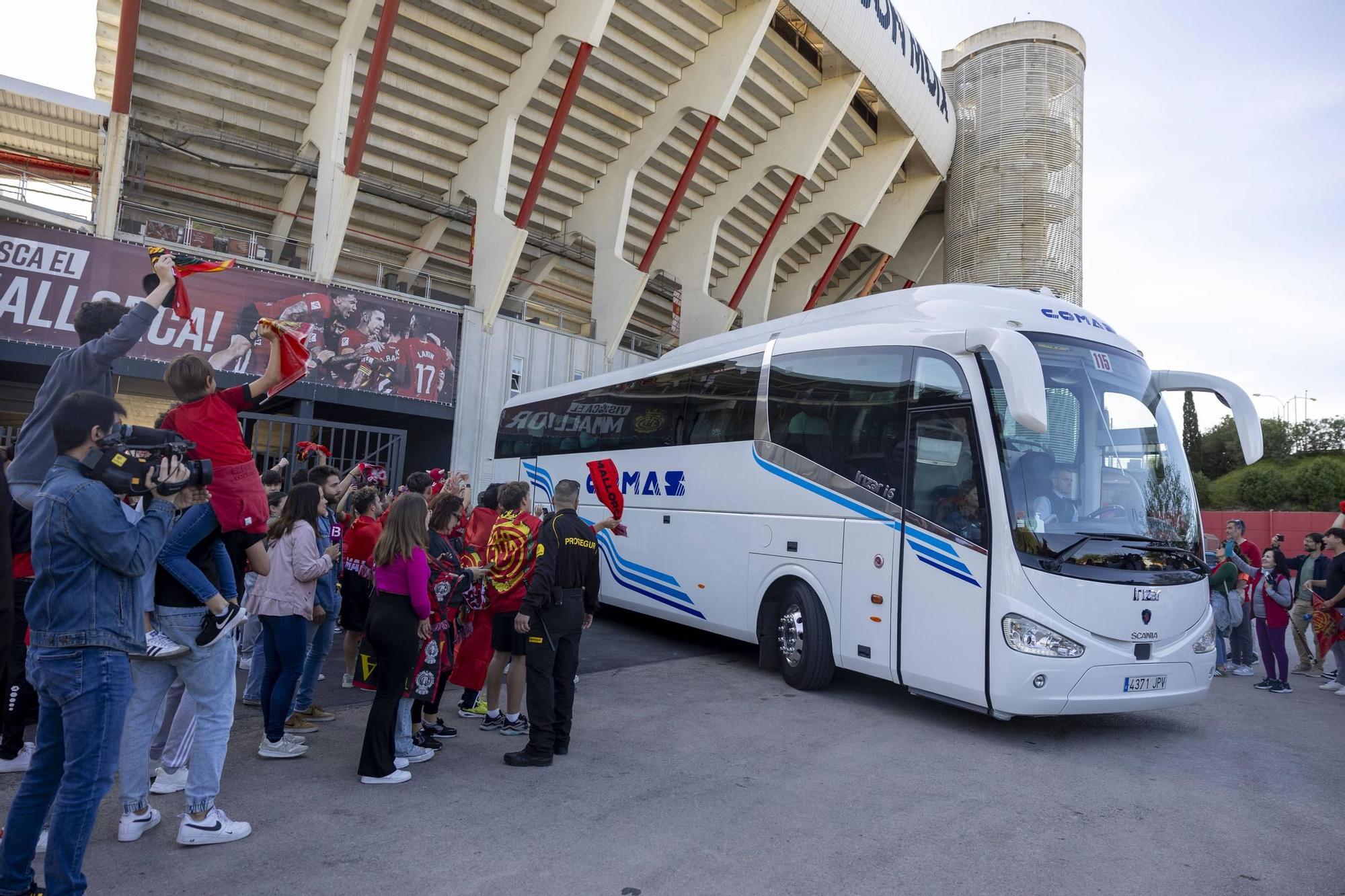 Euforia mallorquinista para despedir al equipo hacia Sevilla