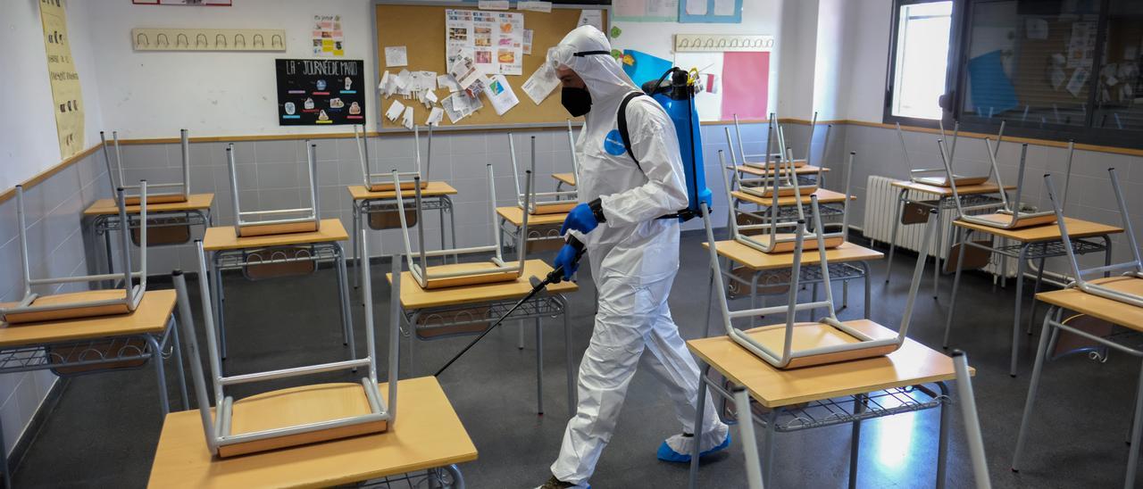 Desinfectando las aulas frente al covid-19.