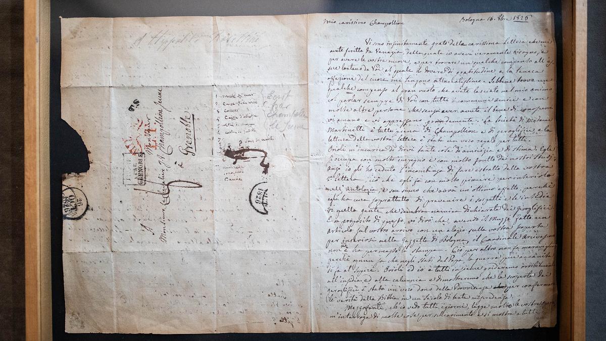 Carta original de Rosellini a Champollion de 1826, con una lista manuscrita de este último en la parte izquierda. Pieza de la colección del Museu Egipci.