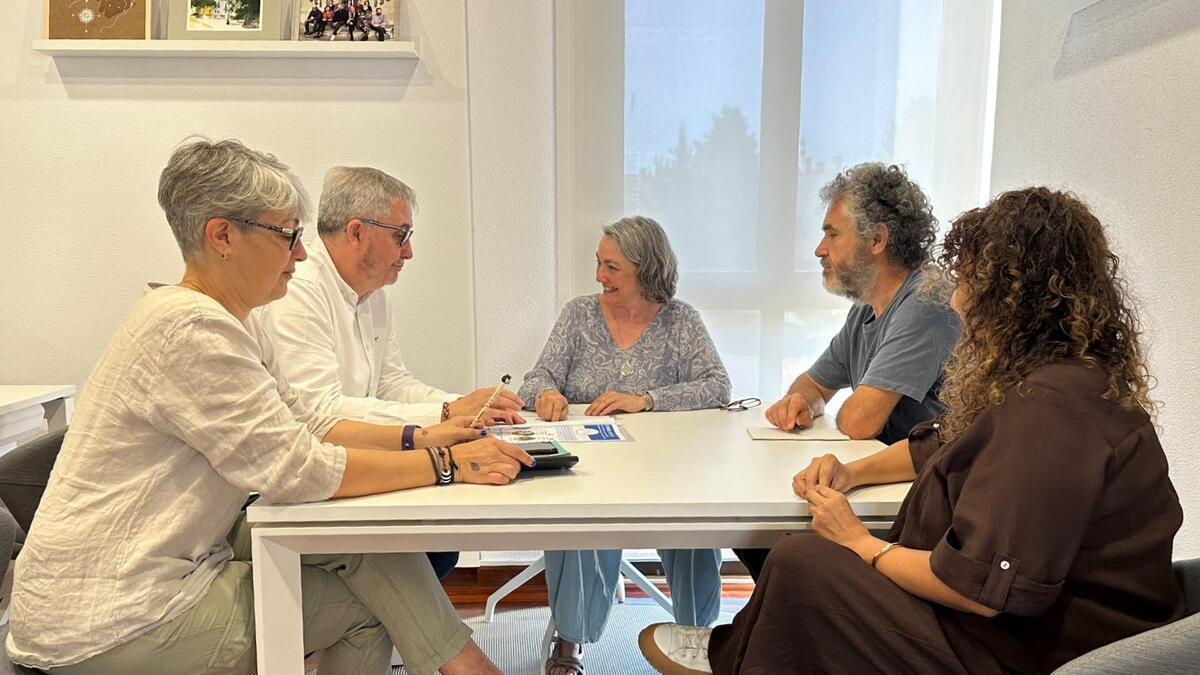 La edil Uxía García, primera por la izquierda, y el alcalde Blas García, segundo, con representantes de Agamudi
