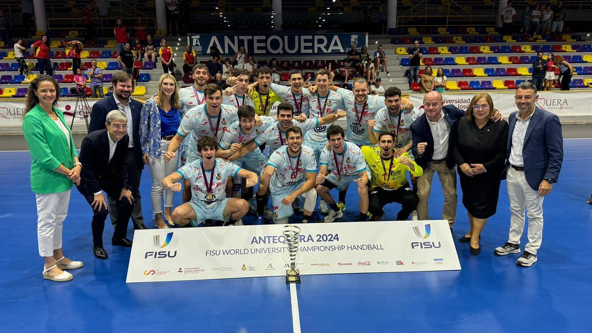 La selección masculina de balonmano universitario logró el oro en Antequera