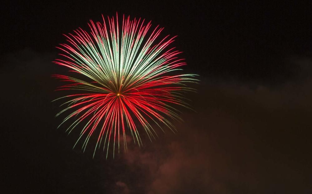 El concurso de fuegos artificiales desde la playa del Cocó llegó anoche a su ecuador con el disparo de la pirotecnia Ferrández, de Redován