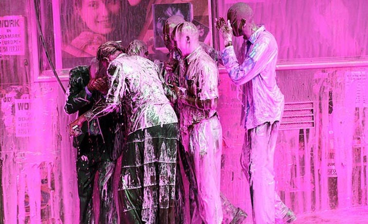 La Policia d’Uganda ha dispersat aquest divendres a Kampala amb aigua acolorida una manifestació organitzada per líders de l’oposició a causa de l’augment del cost de la vida. El president Yoweri Museveni culpa de les pujades dels preus dels aliments i la gasolina les sequeres i l’augment del preu internacional del petroli.