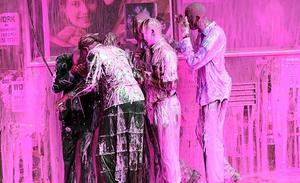 La Policia d’Uganda ha dispersat aquest divendres a Kampala amb aigua acolorida una manifestació organitzada per líders de l’oposició a causa de l’augment del cost de la vida. El president Yoweri Museveni culpa de les pujades dels preus dels aliments i la gasolina les sequeres i l’augment del preu internacional del petroli.