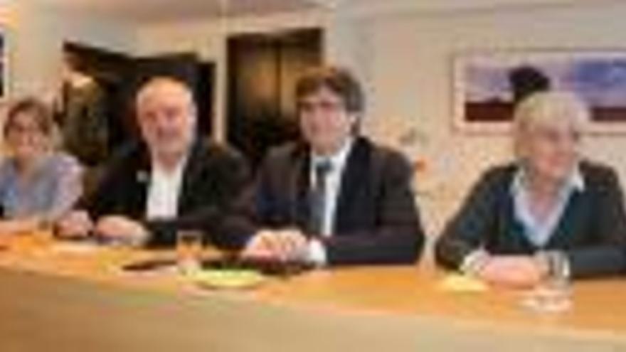 Carles Puigdemont, amb Elsa Artadi, Lluís Puig i Clara Ponsatí, a Brussel·les el 5 de febrer.