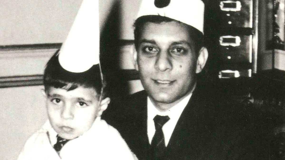 Hanif Kureishi, a los nueve años, con su padre en una fiesta en la embajada paquistaní en Londres.  