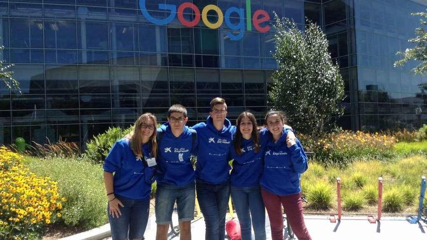 Vera Pérez, Alejandro García, Hugo Alonso, Claudia Fernández y Sara Muñoz, delante de la sede de Google en Mountain View (California).