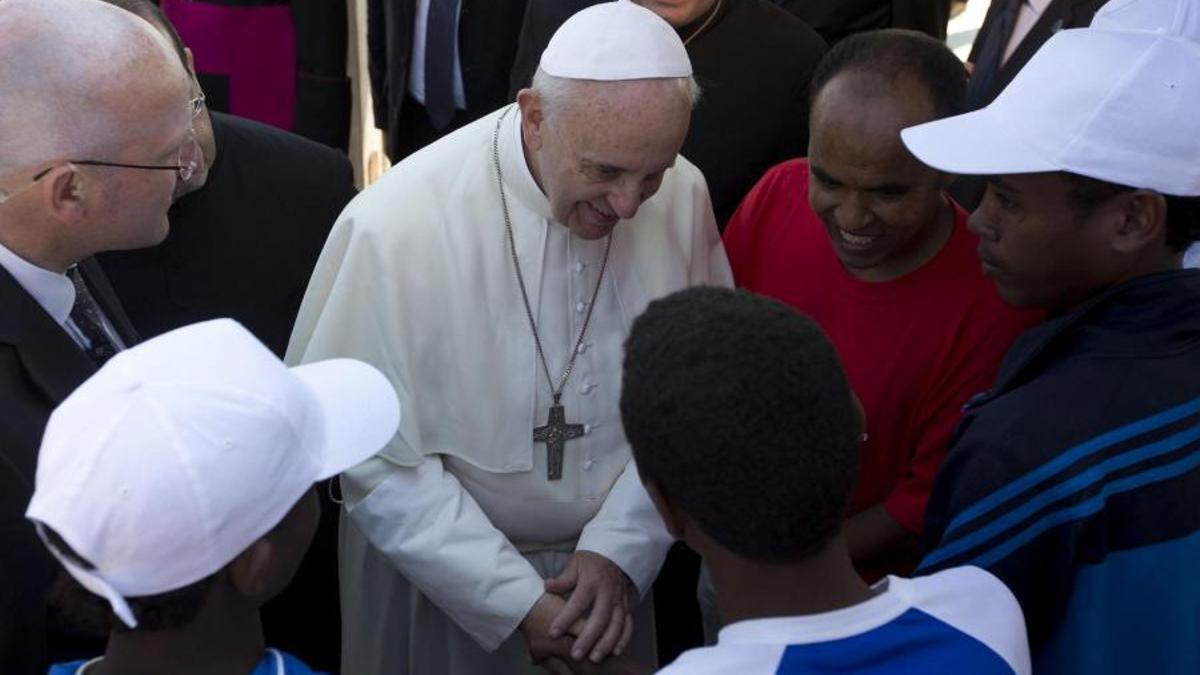 El papa Francisco conversa con un grupo de inmigrantes durante su visita a la isla de Lampedusa, Italia, en una imagen del 8 de julio de 2013.