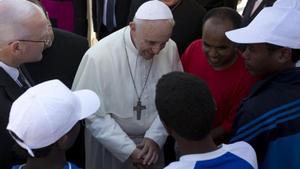 El papa Francisco conversa con un grupo de inmigrantes durante su visita a la isla de Lampedusa, Italia, en una imagen del 8 de julio de 2013.
