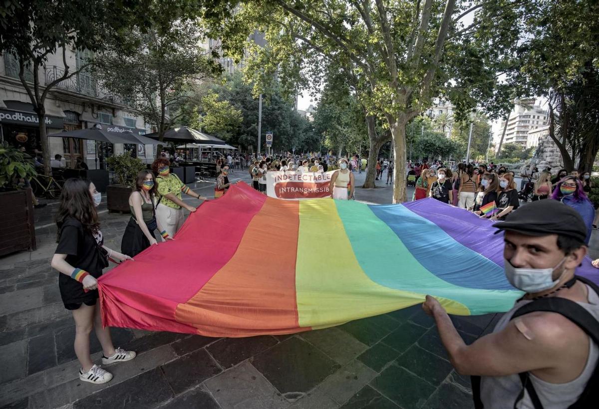 Manifestación del colectivo LGTBI en la plaza de España de Palma.