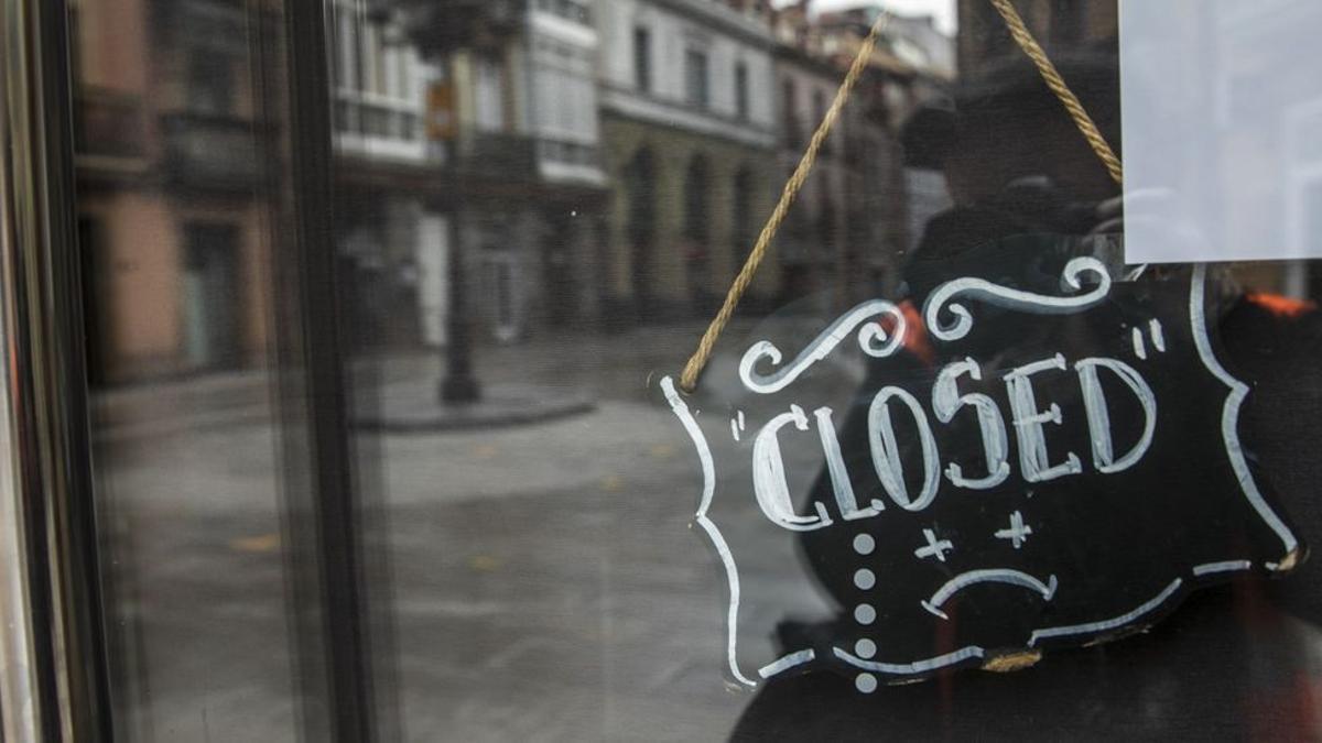 Cartel de "cerrado" en un comercio