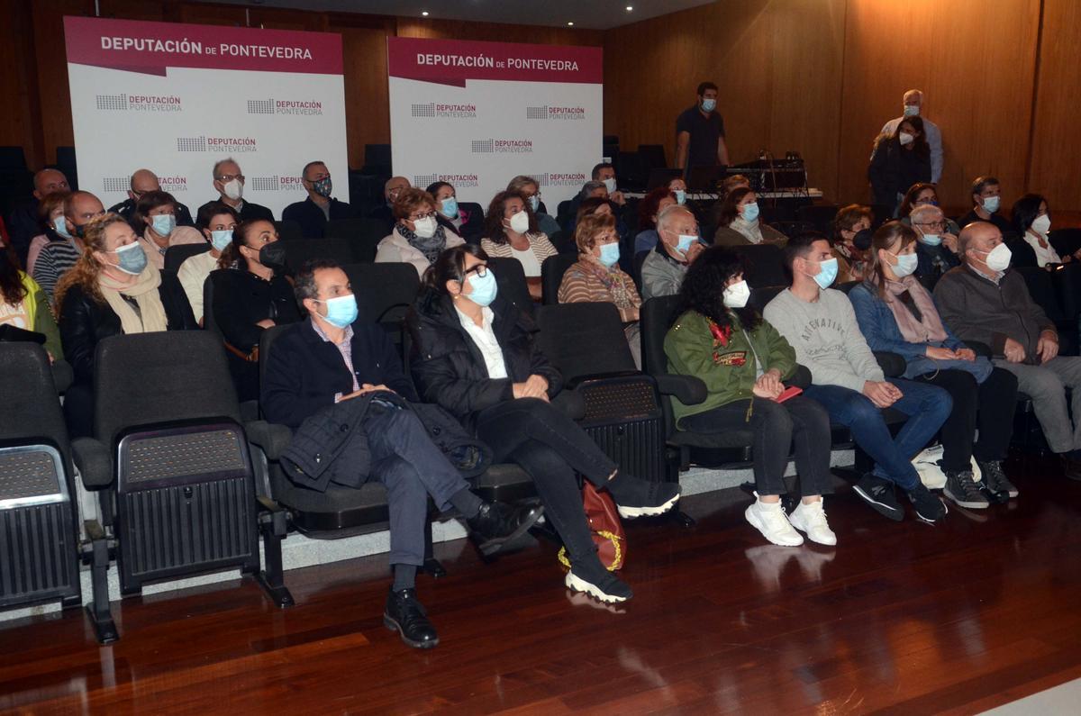 O publicou encheu o Salón de Plenos do Concello da Illa durante o acto do Club FARO