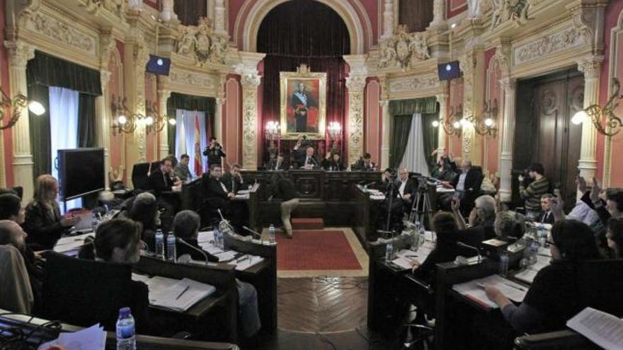 Momento de la votación en la que socialistas y nacionalistas rechazaban una de las mociones presentada por el grupo del PP.  // Jesús Regal