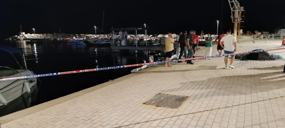 Cordón policial en el Puerto de Cala Bona tras el accidente náutico mortal.