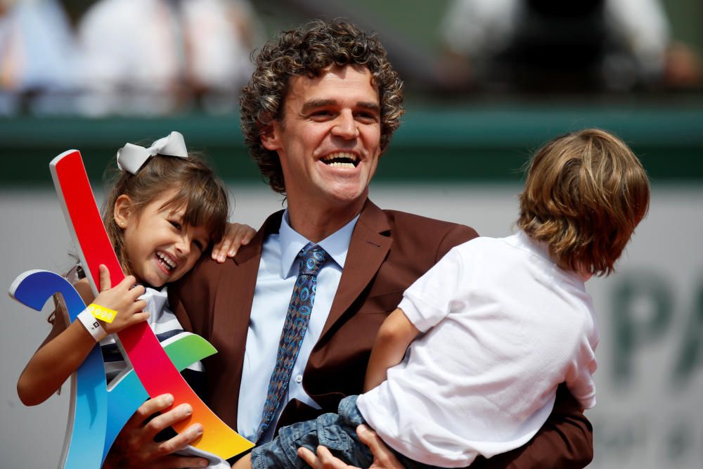 Gustavo Kuerten con sus hijos.