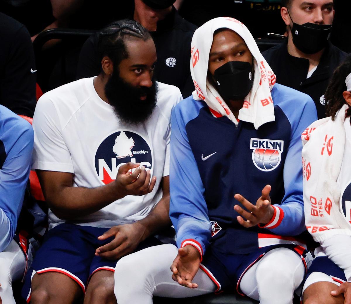 Harden y Durant, en el banquillo, en el último cuarto ante los Grizzlies