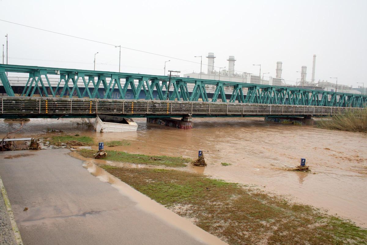 Un contenedor arrastrado por el río Besòs enganchado bajo el puente del ferrocarril durante la crecida causada por el temporal Gloria, en Sant Adrià. Un contenedor arrastrado por el río Besòs enganchado bajo el puente del ferrocarril durante la crecida causada por el temporal Gloria, en Sant Adrià.