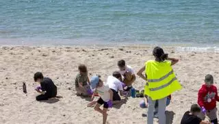 Juegos contra los microplásticos en las playas