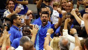 Novak Djokovic celebra el título entre sus allegados en la grada el título del US Open en Nueva York el domingo.
