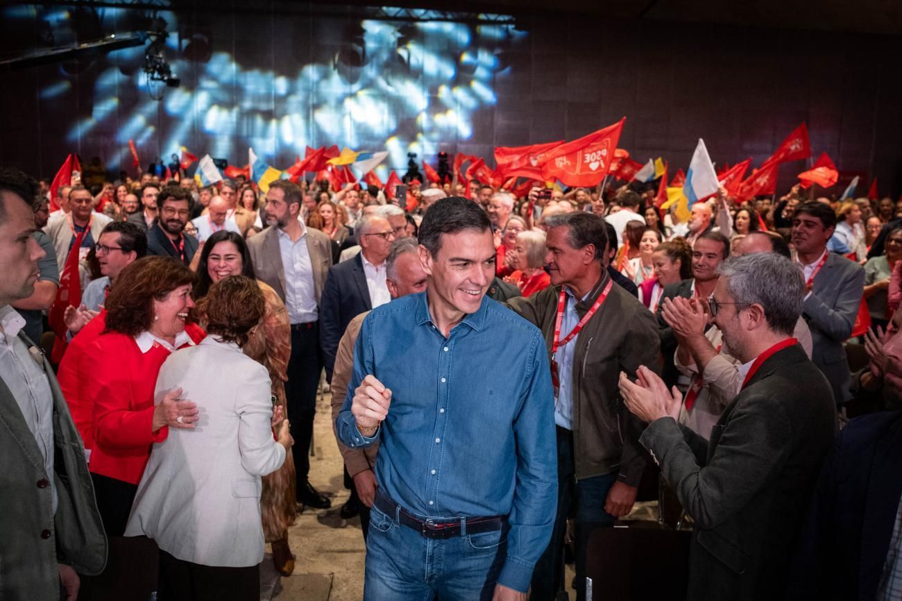Pedro Sánchez cierra el Congreso de los socialistas canarios.