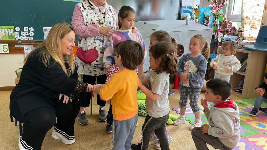 La consejera de Educación visitó la parcela de la futura escuela infantil y el colegio público de Arenas de Cabrales