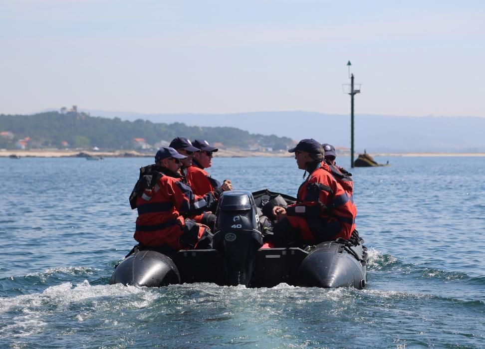 Los militares de la Campaña Antártica practican las técnicas de rescate en caso de naufragio - El Ejército despliega en O Grove el simulacro del "hombre del agua"