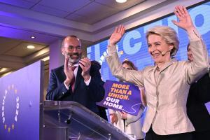 Ursula von der Leyen celebra los resultados del PP europeo tras los primeros sondeos