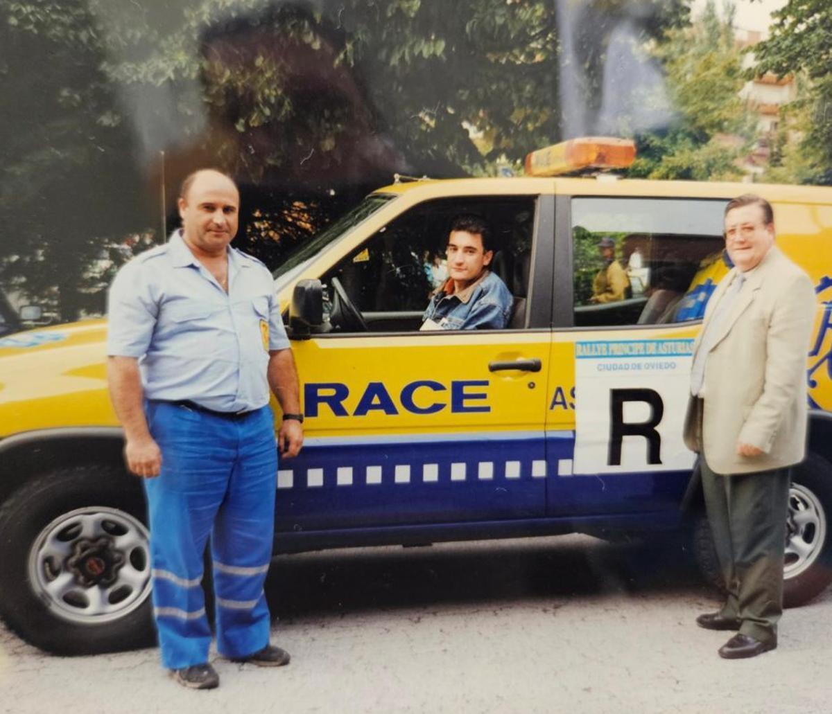 Miguel Torre, dentro del coche de los servicios de emergencia, en su primer rally como médico.