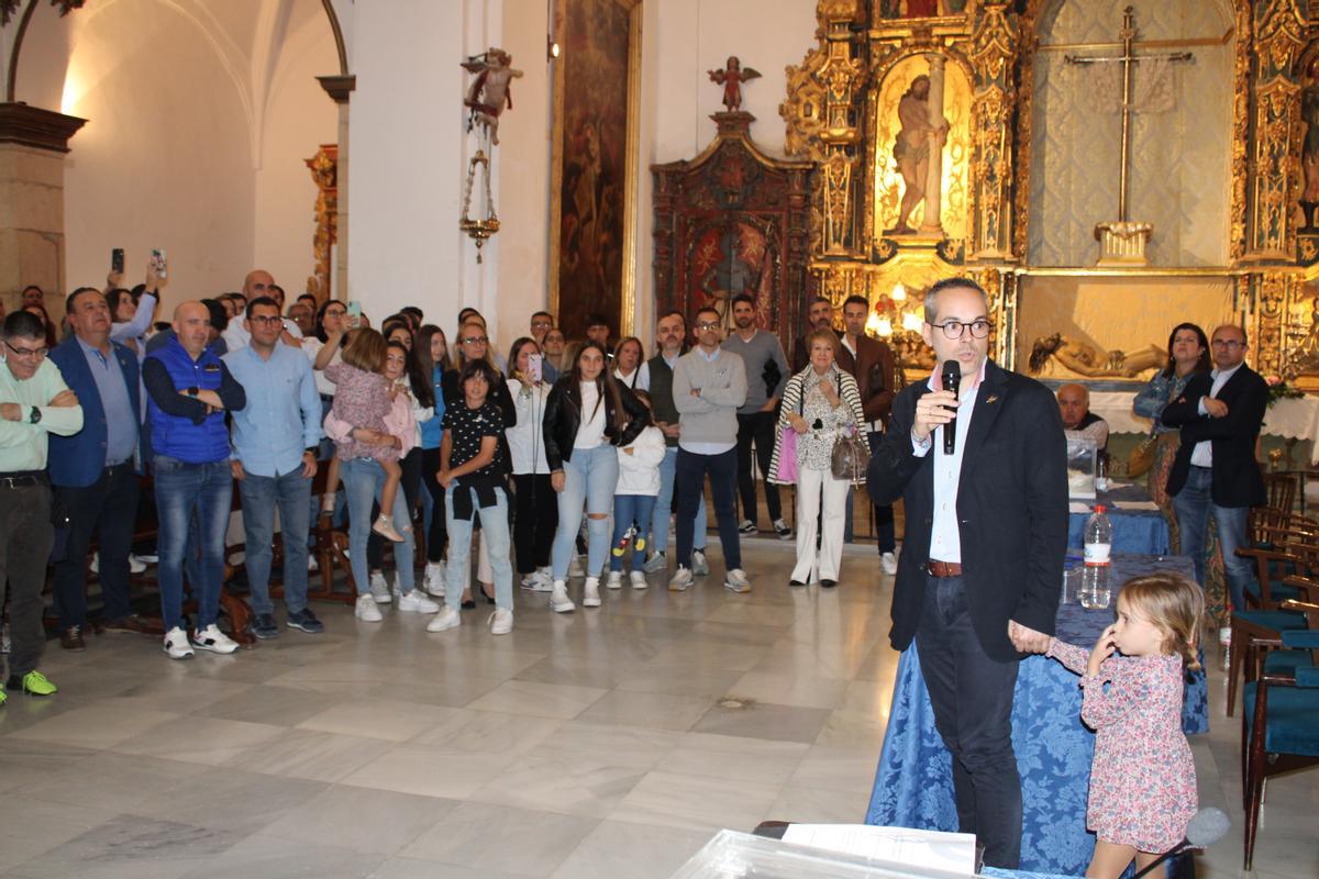 El presidente de la Hermandad de Labradores, Miguel Ángel Peña Lorente, dirigiendo sus primeras palabras a los cientos de mayordomos que abarrotaban la iglesia de San Francisco y con su hija pequeña de la mano.