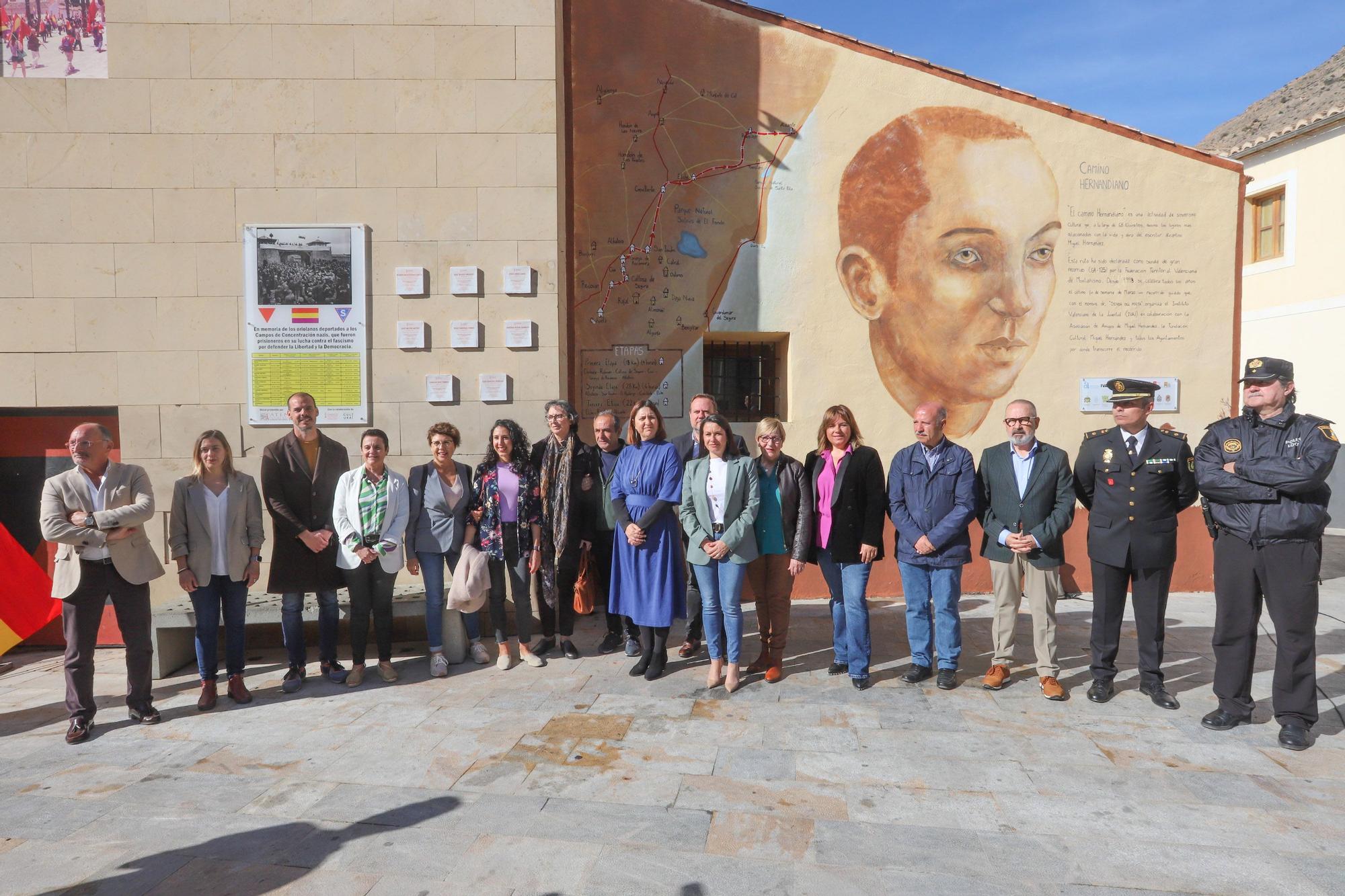 Homenaje a los oriolanos víctimas en los campos de concentración nazis colocando sus "Taullels de la Memòria" en el Rincon Hernandiano