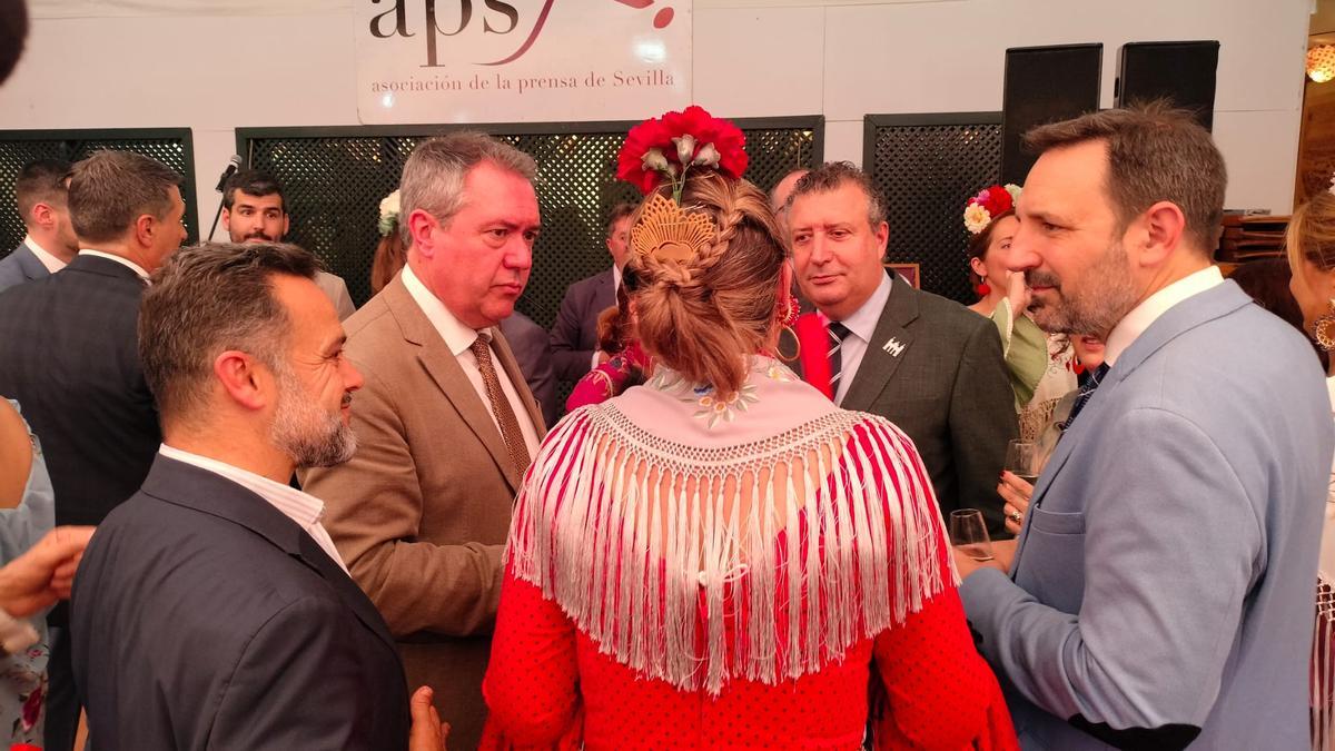 El secretario general del PSOE-A, Juan Espadas, en el acto de entrega de los Claveles de la Prensa, junto con Javier Fernández, presidente de la Diputación de Sevilla, en la caseta de la Asociación de la Prensa de Sevilla.