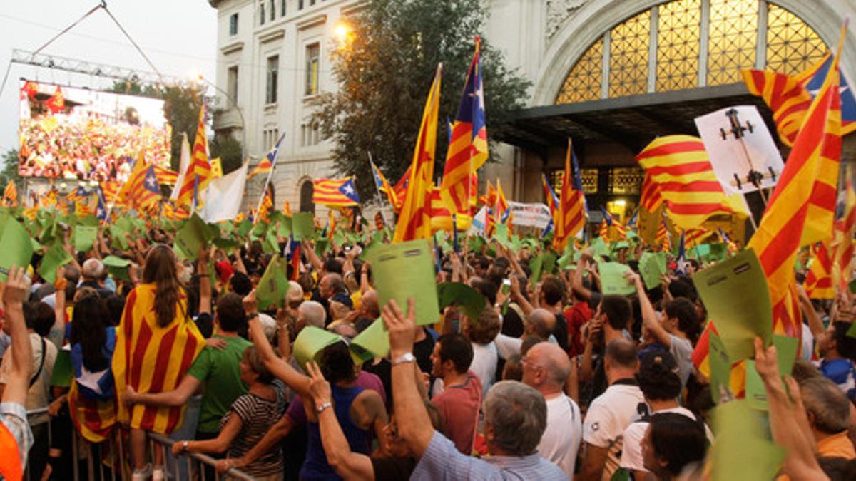 Miles de personas, concentradas en la avenida Marquès de la Argentera, en Barcelona, el Onze de Setembre.