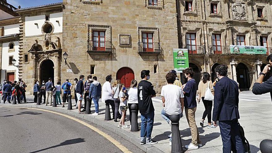 Colas para la charla de Ibán Coello y Ramón Bautista.