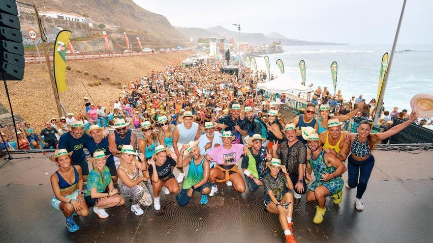 Música, surf y una fiesta de la espuma despiden el Festival Costa Norte en Moya