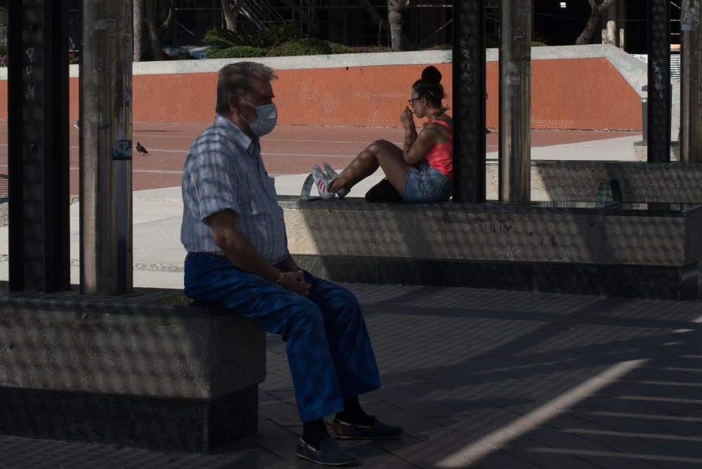 Otra jornada calurosa, prácticamente veraniega, en Málaga capital, donde chiringuitos y terrazas van recobrando su actividad paulatinamente a la espera de que la ciudad entre por fin en la fase 2 de la desescalada hacia la nueva normalidad.