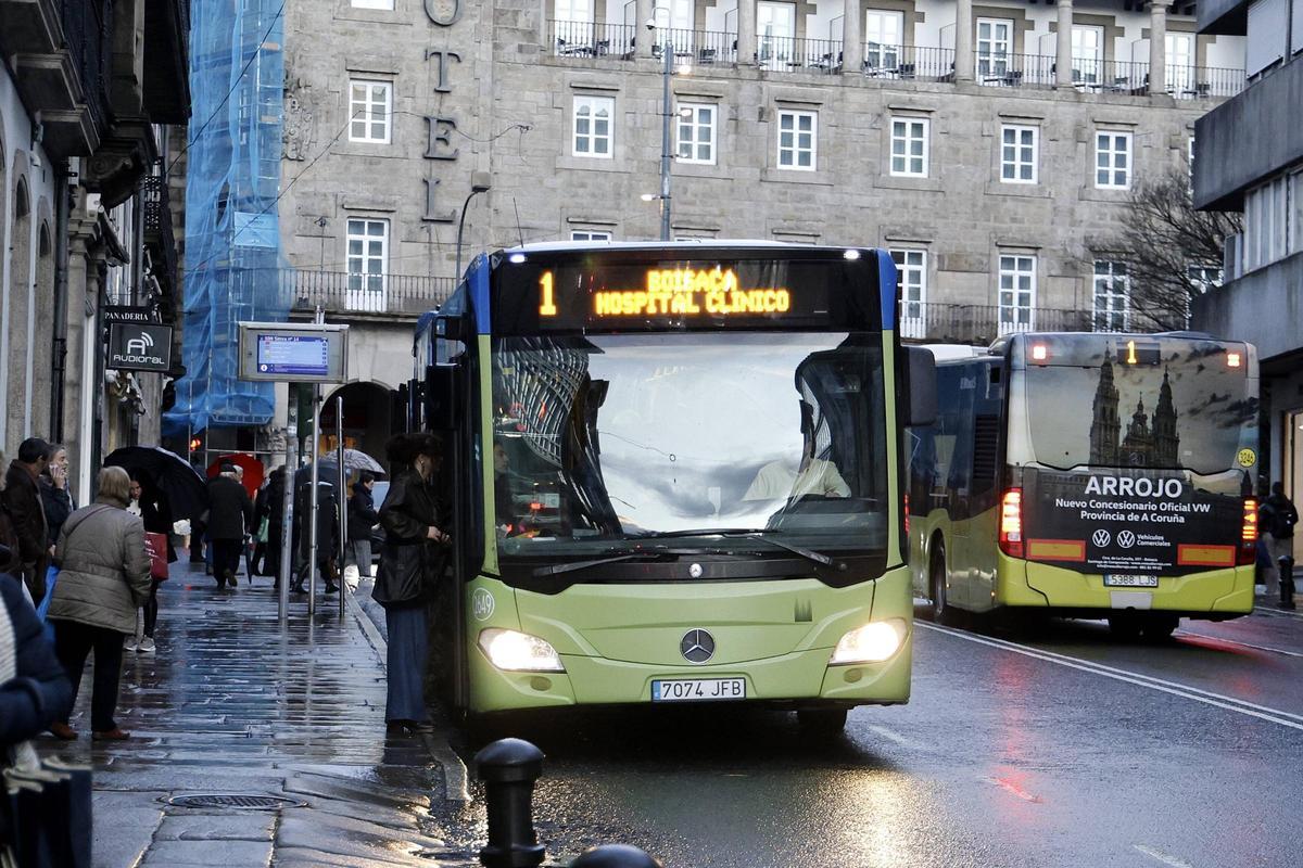 Autobuses urbanos en la rúa da Senra de Santiago.