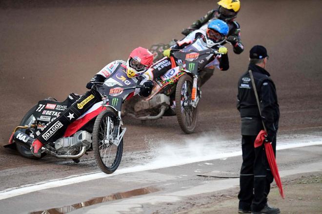 Maciej Janowski, Niels-Kristian Iversen y Janusz Kolodziej compiten durante el FIM GP de Escandinavia 2019 en el G&B Arena en Malilla, Suecia.