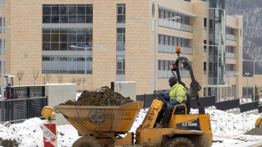 Un operario, trabajando ante el edificio del geriátrico de Felechosa.