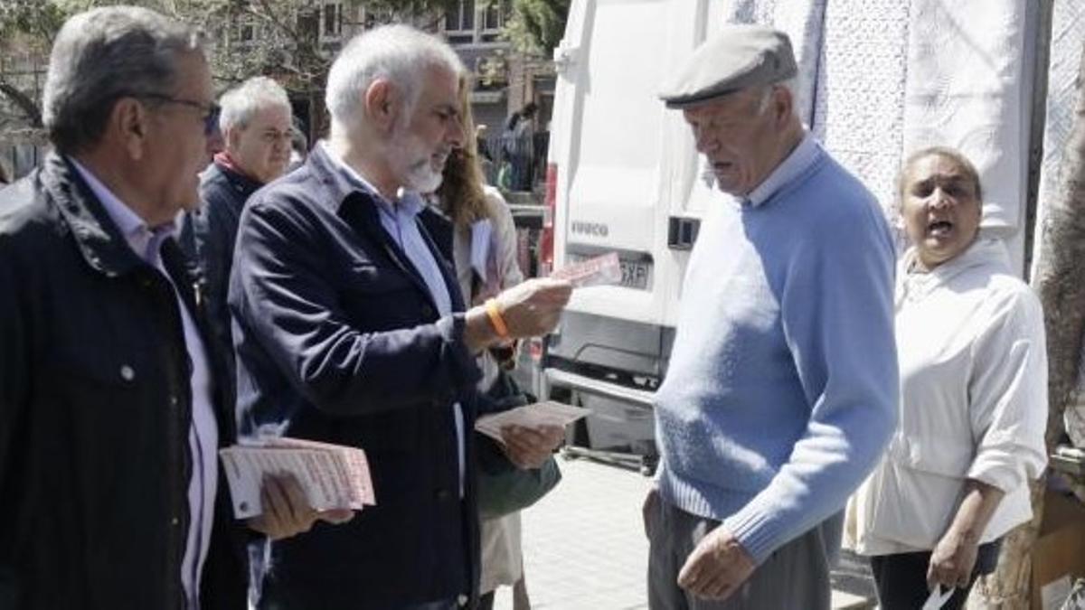Carlos Carrizosa reparte propaganda electoral en el mercado de Los Pajaritos de L'Hospitalet de Llobregat, este domingo.